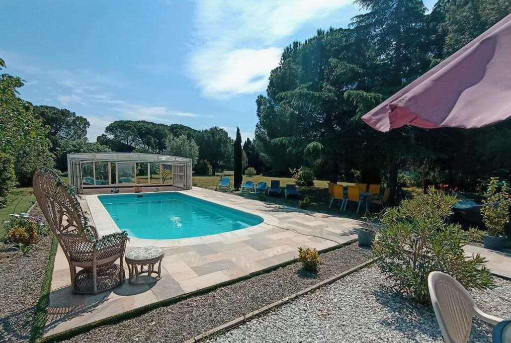 Mas Des 2 Paons Bed & Breakfast